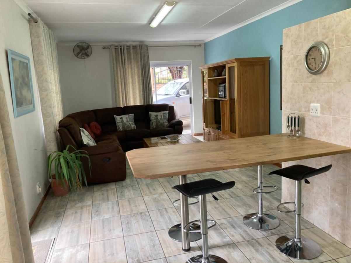 Stay@51 Botha Apartment