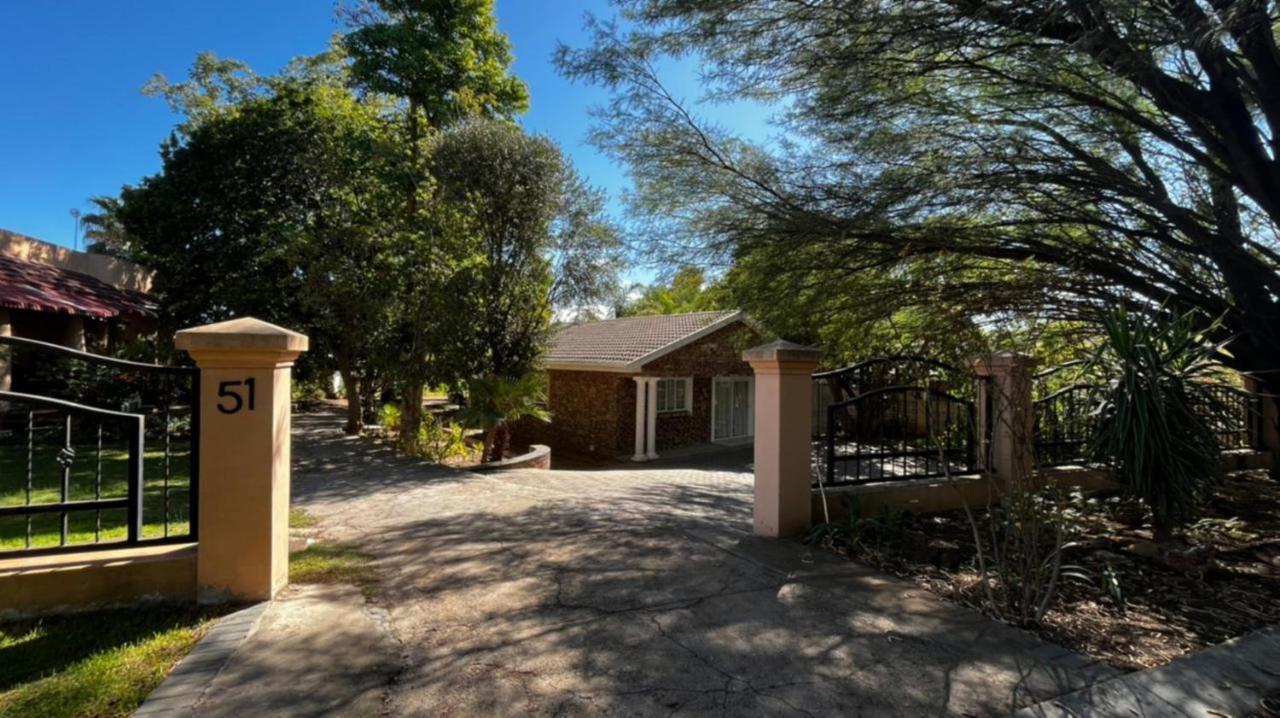 Stay@51 Botha Apartment